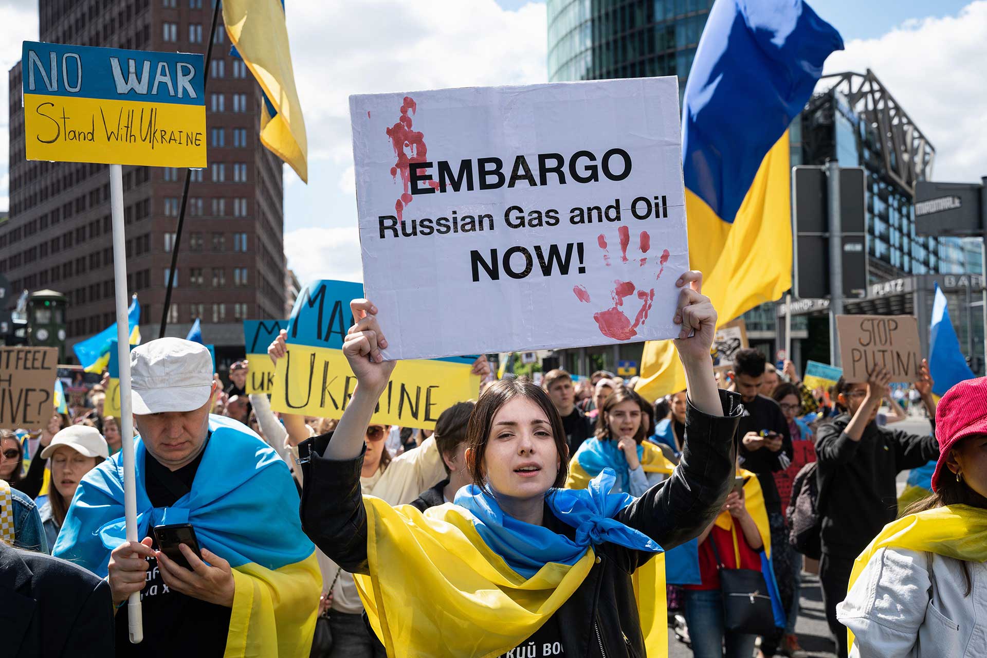 Russian Tankers Delivering Oil to EU Ports Despite Sanctions
