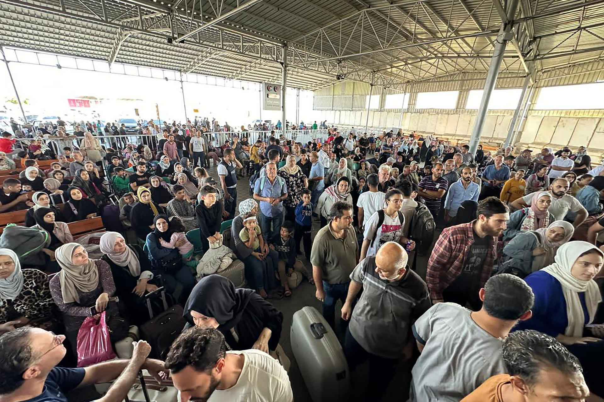 «Уехать могут только те, у кого есть деньги»: жители Газы платят тысячи долларов, чтобы выехать в Египет