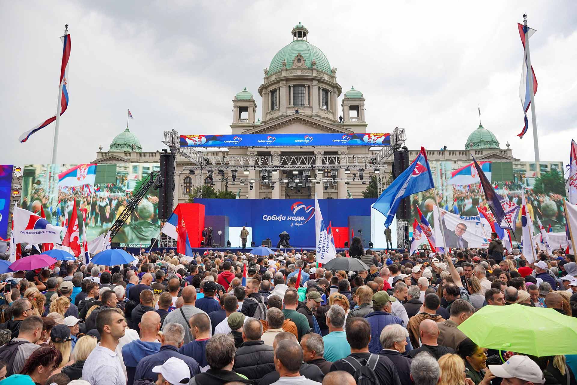 Загадочные высокие расходы правящей партии Сербии на предвыборную кампанию