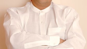 India: Congress Leader Suspected of Laundering Money Through a Slum Rehabilitation Project