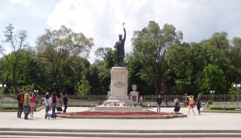 Moldova: US$1 Billion Disappears From Banks, Thousands Protest in the Capital