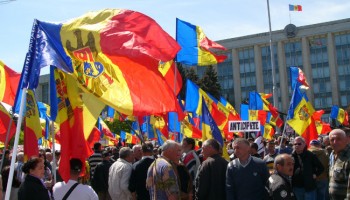 Moldova: Protesters Hit The Streets Against Corruption and For Early Elections
