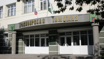 Экс-начальника тыла красноярской таможни обвинили в получении взятки металлическим забором