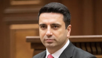 Hetq: спикер Нацсобрания Армении и депутаты правящей фракции отдыхали в Греции с основателем букмекерской конторы
