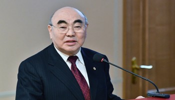 Двух бывших президентов Киргизии объявили в розыск по делу о коррупции при золотодобыче