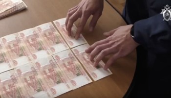 Полицейские из Благовещенска украли еду и алкоголь из подпольного казино, от владельца которого получили взятку