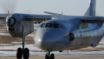 Военного, незаконно перевозившего на служебном самолете меха и автозапчасти, приговорили к 2,5 годам
