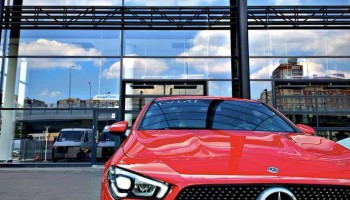 У дилера Mercedes в Петербурге прошли обыски по делу о незаконной банковской деятельности