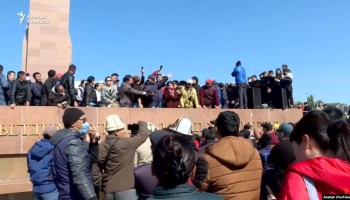Отставка премьера и хаотичные назначения. Что происходит в Киргизии на второй день после захвата Белого дома