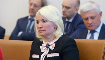 Глава Счетной палаты Красноярска пожаловалась на угрозы после отчета о коррупции в лесной отрасли, правительство нашло у нее конфликт интересов. Главное о скандале