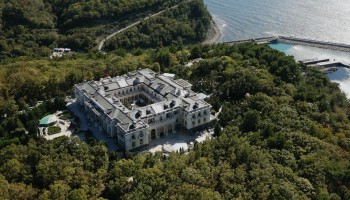 «Русская служба Би-би-си»: продажа «дворца Путина» в 2011 году была фиктивной. За него заплатили 10 млн вместо 10 млрд рублей