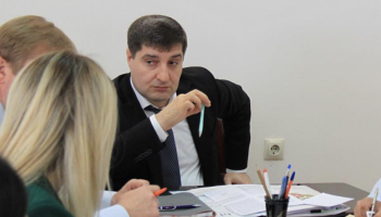 И.о. главы Росреестра в Дагестане подозревают в краже земель. Его задержали и обвиняют в участии в преступном сообществе