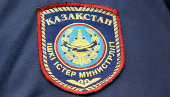 Полицейский из Казахстана пытался парализовать строительство жилого комплекса, чтобы получить взятку цементом