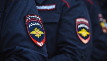 Полицейского из Екатеринбурга, не ставшего возбуждать дело об обороте наркотиков за взятку в 300 тысяч рублей на троих, приговорили к семи годам