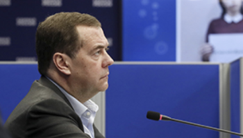 «Проект»: Медведев отдыхает на даче, которая принадлежит офшору, связанному с миллиардером Алишером Усмановым