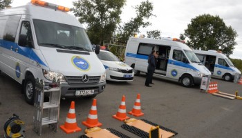 11 инспекторов транспортного контроля из Казахстана заподозрили в коррупции. Они получали взятки при рукопожатиях
