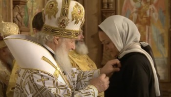 «Важные истории»: приближенная к Лаврову сотрудница МИД получила награду из рук патриарха, а ее семья владеет недвижимостью на миллиард рублей