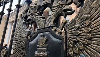 Экс-заместителя Московского прокурора на транспорте, подозреваемого в получении взятки, заочно арестовали