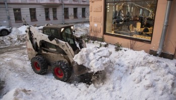 Более миллиона рублей похитили в Санкт-Петербурге при уборке снега
