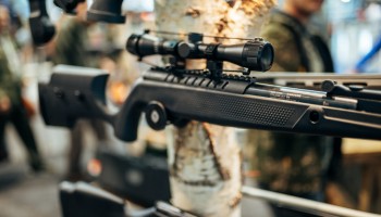 The Insider: Поставки в РФ биноклей и прицелов от Leica продолжаются благодаря серым схемам