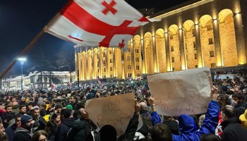 Грузинская правящая партия пообещала отозвать законопроект об иноагентах после массовых протестов