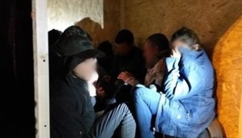 Croatia: Police Find Nine Migrants Sealed in a Crate