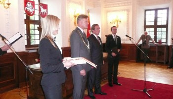 Lithuania: Mayor of Kaunas Says Putin Friend Can Keep Award