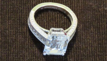 UK Seizes Cartier Ring Amid Probe of Azeri Banker’s Wife 