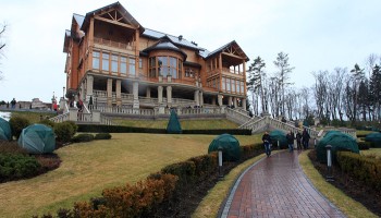 Украинские журналисты протестуют против намерения президента Порошенко передать «Межигорье» военным
