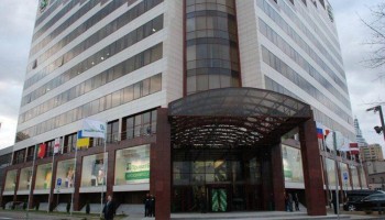 Ukraine’s Top Bank Lent Owner’s Lieutenants $1 Billion Before Nationalization