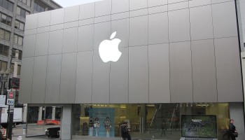 Главу службы безопасности Apple обвинили во взятках в обмен на разрешения на оружие