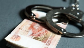 Майор транспортной полиции при задержании попытался съесть взятку в 10 тысяч рублей вместе с семечками