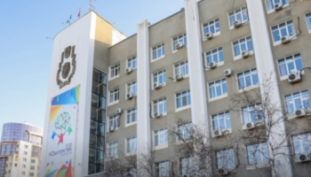 В мэрии Якутска прошли обыски по делу о неуплате налогов мебельным салоном жены заммэра