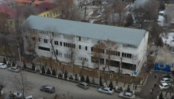 Сотрудников киргизского издания «Клооп» допросили из-за съемки заброшенного здания возле дома Матраимовых
