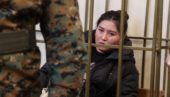 Заключенная кыргызстанская журналистка говорит, что ей угрожают расправой, но представители властей отвергают опасения